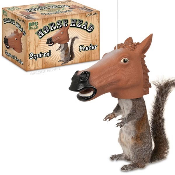 alimentador para ardillas con forma de cabeza de caballo