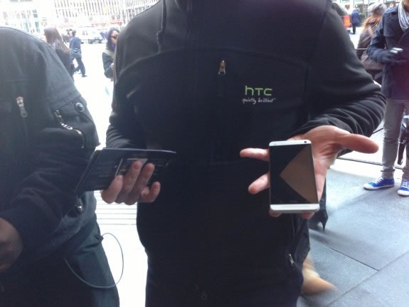 htc-tactica-guerrilla-evento-samsung-galaxy-s4 htc-tactica-guerrilla-evento-samsung-galaxy-s4
