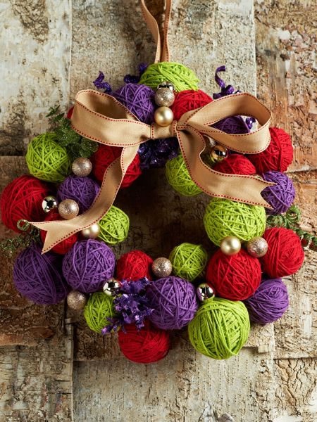 50 increibles  adornos de navidad hechos a mano - guirnalda hecha con bolas de hilo