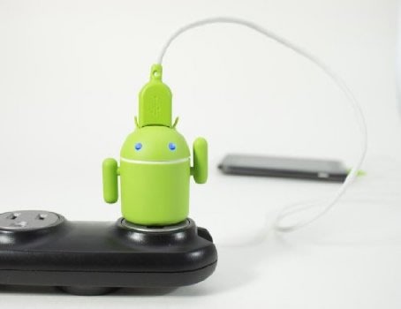 muneco-android-usb-cargar-smartphones