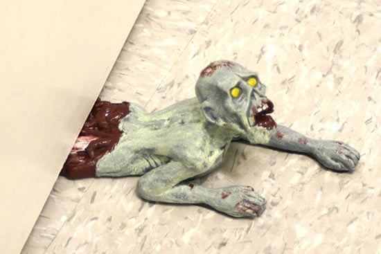 zombie-tope-puerta-01 zombie-tope-puerta-01